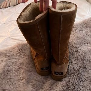 TAN UGGS